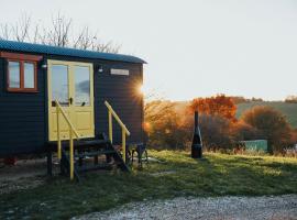 The Hive Shepherds hut – hotel z parkingiem w mieście Wattisham