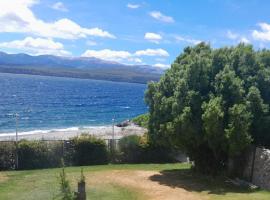 CASITA DE LAS CHACRAS SOBRE EL LAGO, kúria San Carlos de Barilochéban