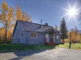 Cozy Cottage w/Pioneer Peak View, villa sihtkohas Palmer