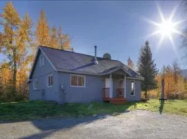 Cozy Cottage w/Pioneer Peak View