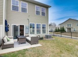 Sunlit Lake Wylie Townhouse 10 Mi to Carowinds!, hotel with parking in Lake Wylie