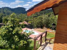 Da Terra Brasil, Piscina e banheira dupla – domek letniskowy w mieście Santo Antônio do Pinhal