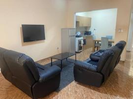 Izzy Guest House, hotel sa parkingom u gradu Brikama