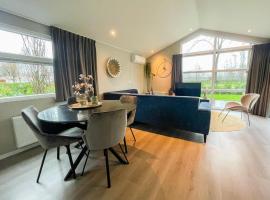 Beautiful chalet with airco, in a holiday park, khách sạn ở Veldhoven