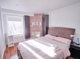 Beautiful room with private powder room, homestay in Vaughan