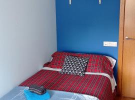 Twin Room in shared Apartment, hotel ob plaži v mestu Cee