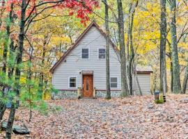 Tranquil,Forest home w/Lake View – hotel w mieście East Stroudsburg