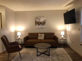 Spacious 2 Bedroom Apartment Next To Rivian, hotel en Bloomington