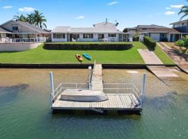 Deja Bleu - great family home with jetty, khách sạn ở Port Macquarie