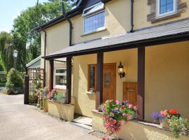 2 Bed in Crickhowell 76431, hotel sa Llangenny