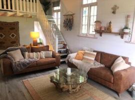 Cozy country cabin - church conversion, cabin in Gellibrand