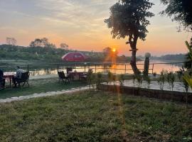 Chitwan Riverside Resort, отель в городе Саураха