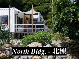 Viesnīca Vacation Village Okinawa - Yambaru pilsētā Nakidzina, netālu no apskates objekta Warumi Bridge