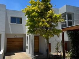 Luxury Townhouse in Stellenbosch CENTRAL (BACK-UP POWER)، كوخ في ستيلينبوش