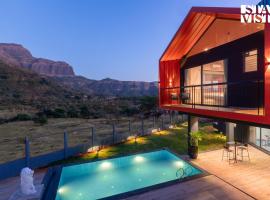 StayVista's Terra Tints - Mountainside Cabin with Private Pool, Deck & Games Room, hotel v destinaci Trimbak