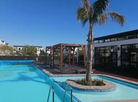 The Sandown Blouberg self catering unit, pet-friendly hotel sa Parklands