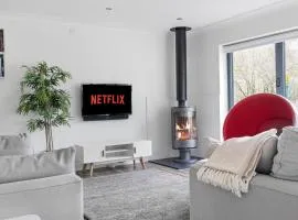 Spacious 4 Bedroom House with Lovely Large Garden