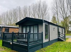 Wag Tail Lodge with Hot Tub, hotel in Barmby on the Moor