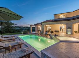 Activity villa Melli with pool in Vizinada، فندق في Vižinada