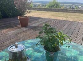 Loft de charme avec terrasse et jardin au Fort d’Asfeld, cheap hotel in Sedan