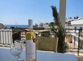 ANASSA HOME A Spacious Cretan House Next To The Sea, Family and Couple Friendly with Terrace in Makry Gialos & Ierapetra