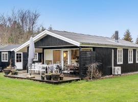 3 Bedroom Cozy Home In Væggerløse, hotel u gradu 'Bøtø By'