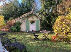 Maisonnette en clairière de forêt บ้านพักในGambais