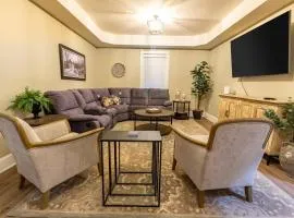 The Queen Place - Updated-Private Backyard