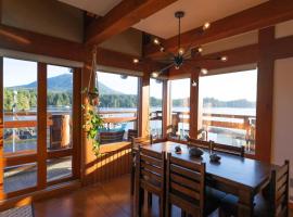 Waterfront Condo in Ucluelet, hotell i Ucluelet