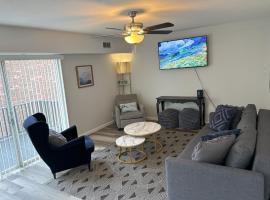 Peaceful Park 2 Bedroom Remodeled Family Suite, hotel in Granite City