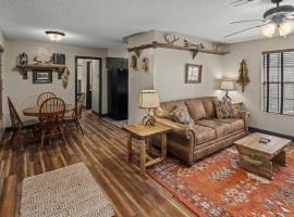 Stonegate Lodge Bear's Den Kitchen, Pool, Firepit, WIFI ,Smart TVs, hotel i Eureka Springs