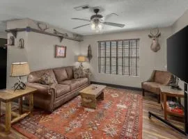 Stonegate Lodge Bear's Den Kitchen, Pool, Firepit, WIFI ,Smart TVs