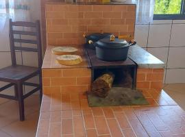 Casa no Bairro Pedrão-MG, hotel económico en Maria da Fé