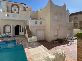 Prime location family beach villa - 16 pax, hotel con piscina ad Alessandria d'Egitto