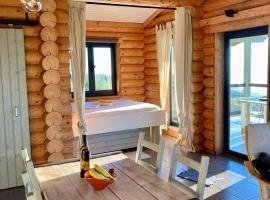 Private Mountain Log Cabin with amazing panoramic sunset views at small scale nature resort, hotel barato en Cabeceiras de Basto