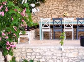 Romantic villa by the sea with panoramatic view, hotell i Okrug Donji