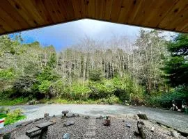Forest cottage - secluded, hot tub, walk to beach