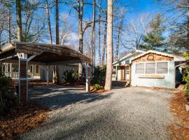 GREAT Central Location! Cabin Near Sugar Beech Boone, vacation home in Newland