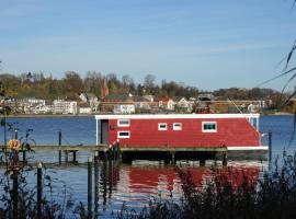 슐레스비히에 위치한 호텔 Hausboot Flying Dutchman (5*****) mit Dachterrasse in Schleswig am Ostseefjord Schlei