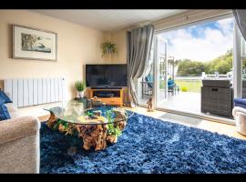 Luxury Kingfisher Lodge, Isis Lake, within the Cotswold Waterpark, khách sạn ở Cirencester