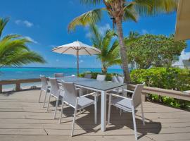 Incredible Beach Front Villa!, cabaña en George Town