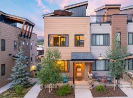 Downtown WP Villa 282 I Rooftop Hot Tub I Great Views I Activity Program, Hotel in Winter Park