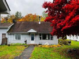 Quaint Cottage w Peloton & Sauna near skiing, villa em Mount Tremper