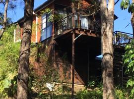 Beautifully Elevated Treehouse Apartment, hotel a Buderim