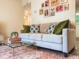 Artist's Bungalow - 1/2 mi from Covington Square, hotel en Covington