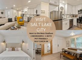 Close to the Bees Stadium Right off i15, hotell i Salt Lake City