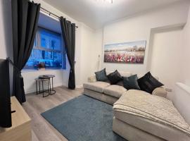 4 bedroom, sleeps 8 comfy home near to City Centre and Beaches!, готель у місті Свонсі