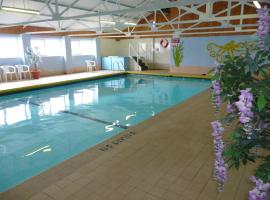 24 Gower Holiday Village, hotell med pool i Reynoldston