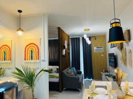1 Bedroom Suite Condo with Balcony, Swimming Pool and Gym, apartemen di Kota Puerto Princesa