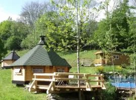 Escapade Romantique: Cabane avec Terrasse Panoramique, Poêle à Bois et Éclairage Multicolore - FR-1-589-441